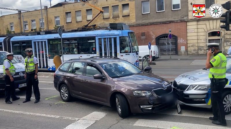 Řidič po honičce na D1 uvázl v centru Brna, policejní auto už nepřetlačil
